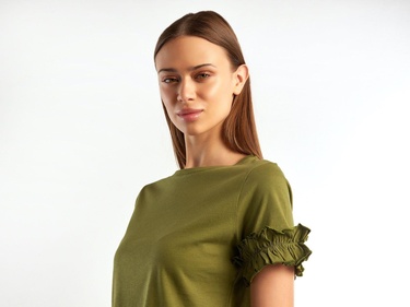  Kadın Zeytin Yeşili %100 Koton Kolu Fırfırlı T-Shirt