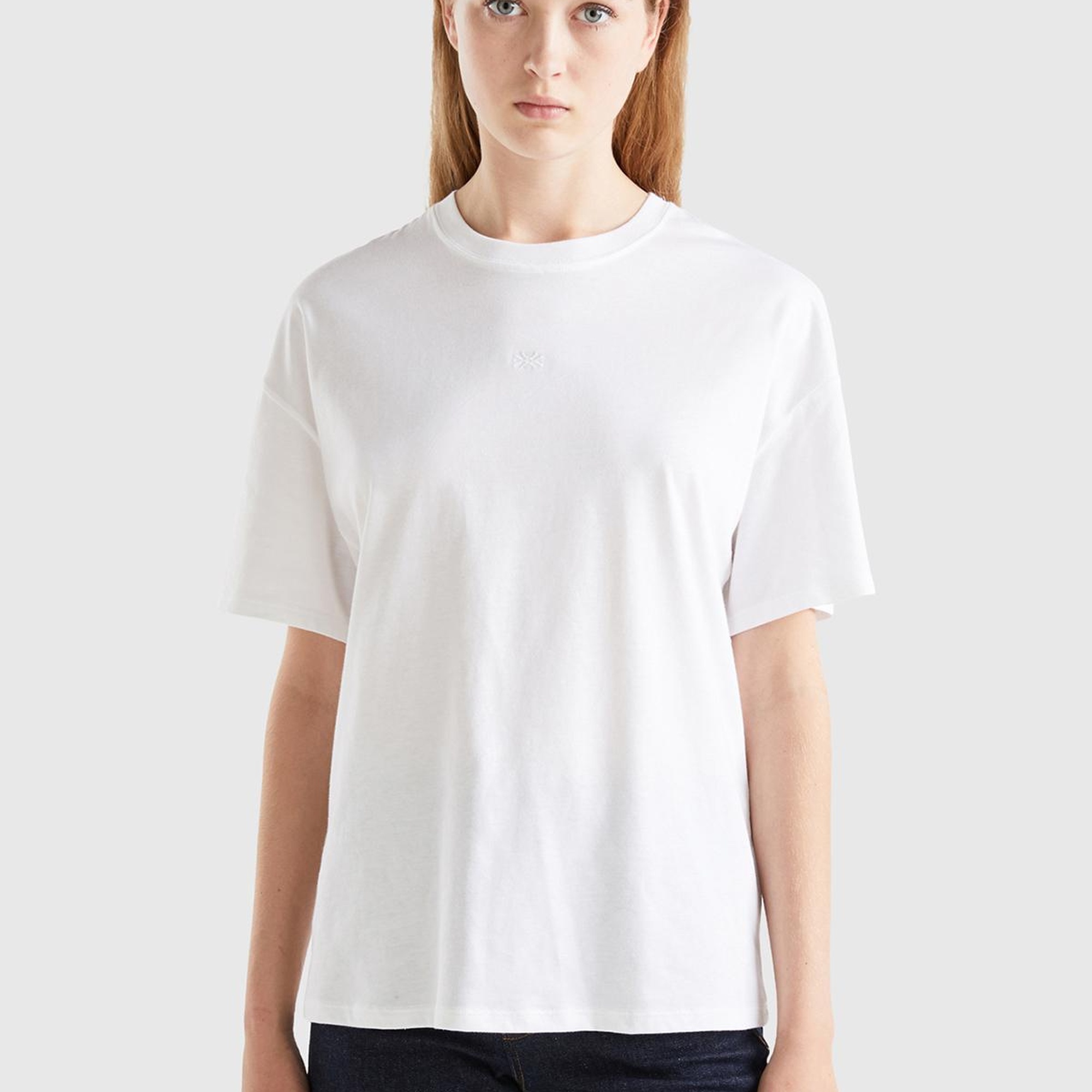 Kadın Beyaz %100 Koton Yarım Logolu T-Shirt