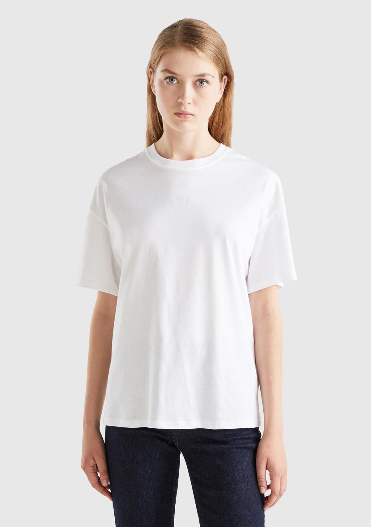  Kadın Beyaz %100 Koton Yarım Logolu T-Shirt