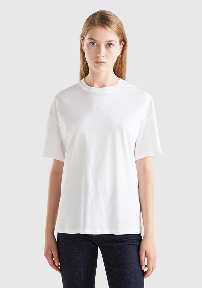  Kadın Beyaz %100 Koton Yarım Logolu T-Shirt