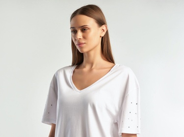  Kadın Beyaz %100 Pamuk V Yaka Kolu Taşlı Tshirt
