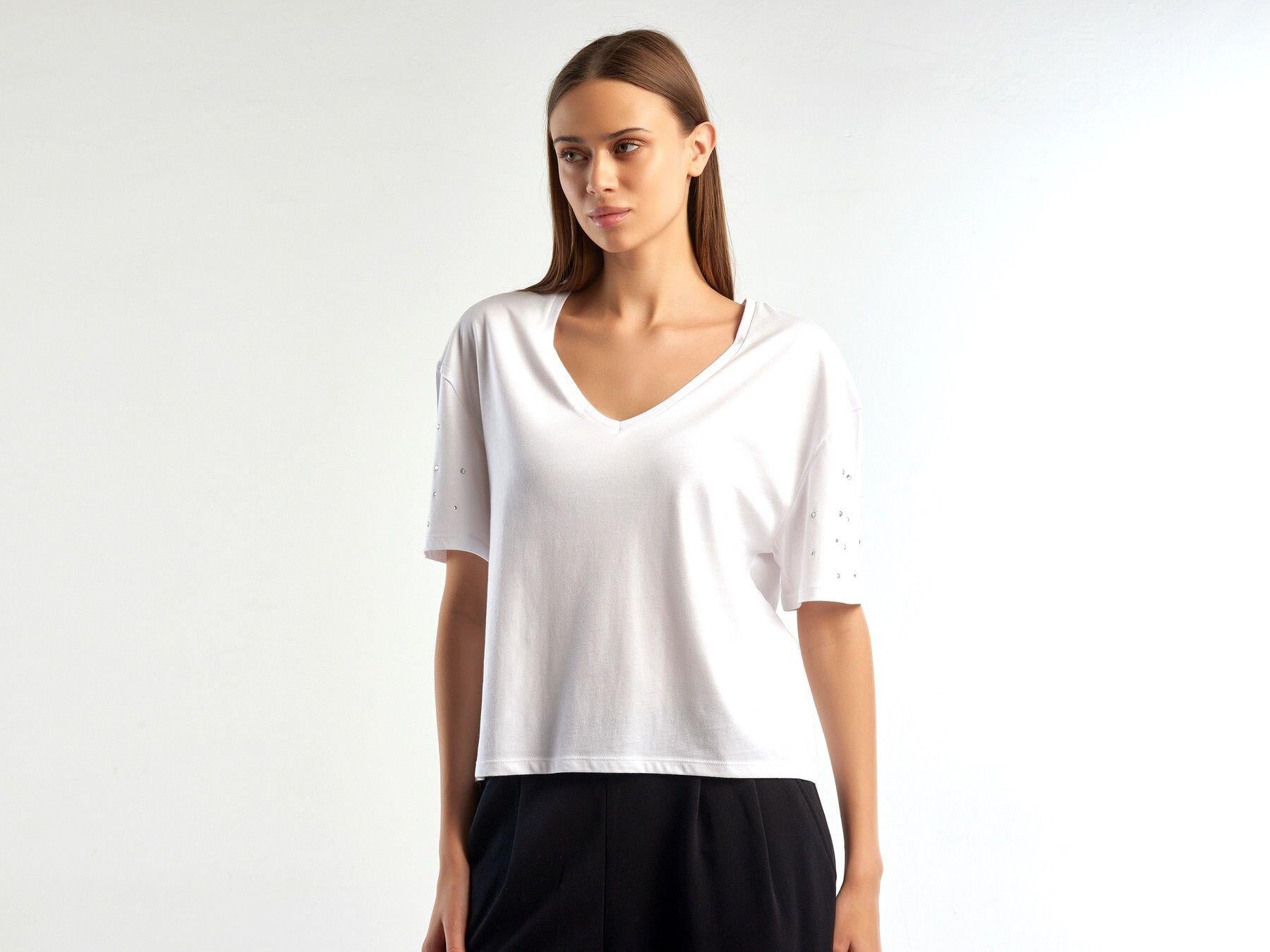  Kadın Beyaz %100 Pamuk V Yaka Kolu Taşlı Tshirt