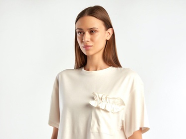  Kadın Krem %100 Koton Cebi Fırfırlı T-Shirt