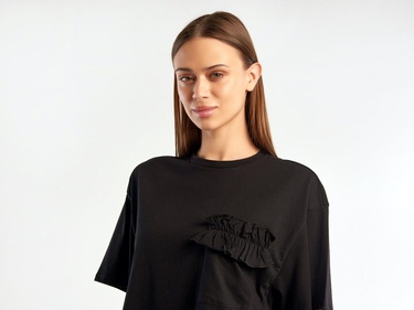  Kadın Siyah %100 Koton Cebi Fırfırlı T-Shirt