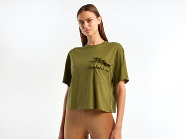  Kadın Zeytin Yeşili %100 Koton Cebi Fırfırlı T-Shirt