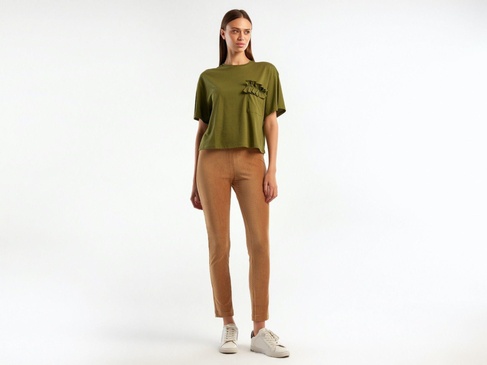  Kadın Zeytin Yeşili %100 Koton Cebi Fırfırlı T-Shirt