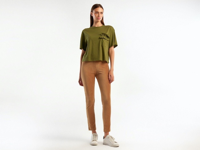  Kadın Zeytin Yeşili %100 Koton Cebi Fırfırlı T-Shirt