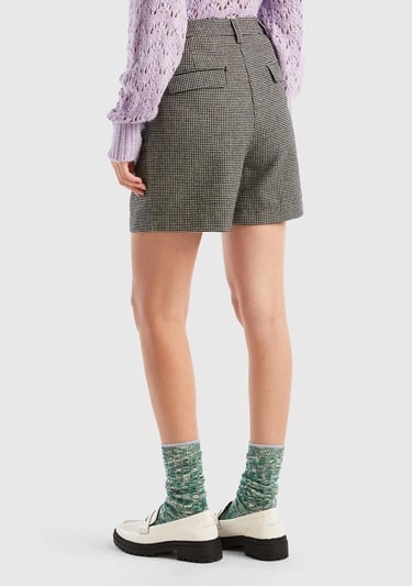  Kadın Siyah-Beyaz Kazayağı Desenli Chino Şort