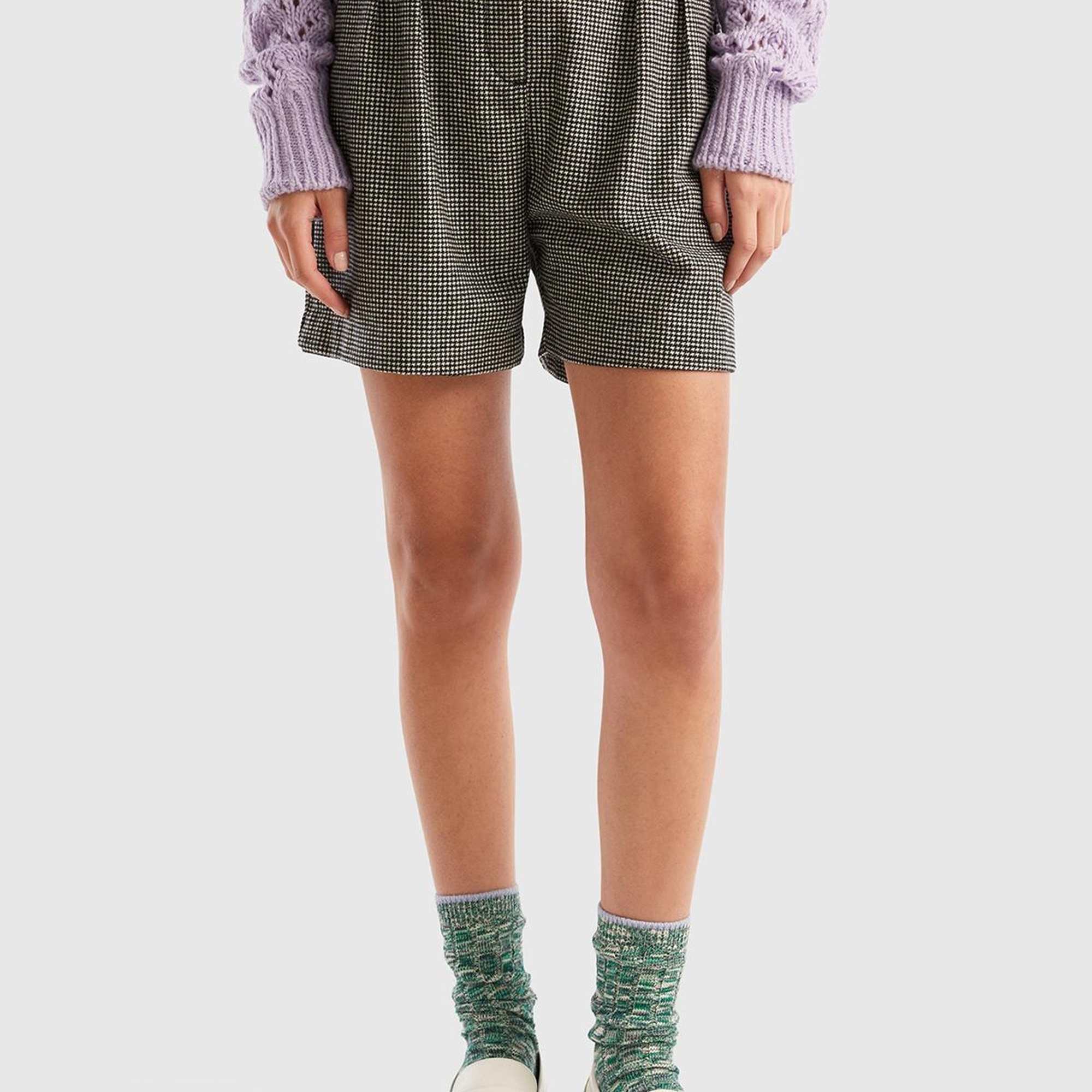 Kadın Siyah-Beyaz Kazayağı Desenli Chino Şort