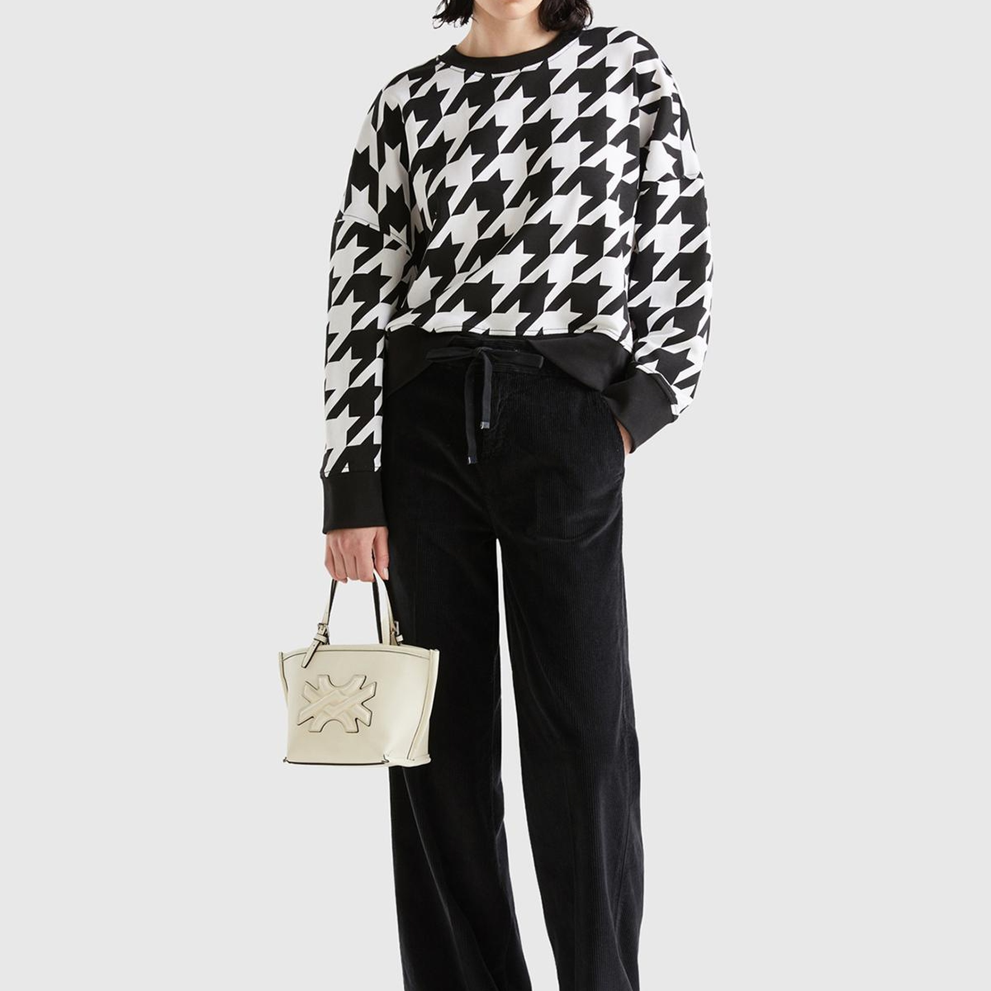 Kadın Siyah-Beyaz Kazayağı Desenli Boxy Fit Sweatshirt