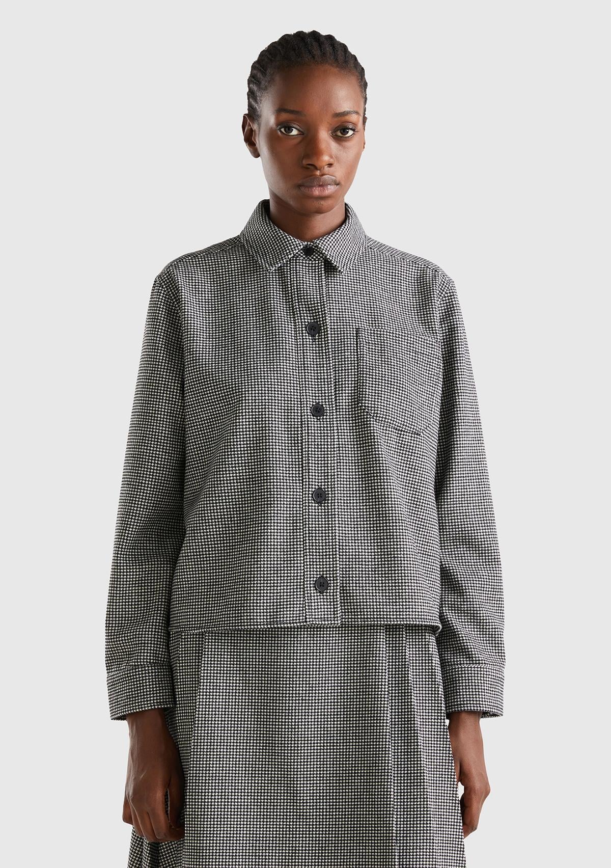  Kadın Siyah Beyaz Kazayağı Desenli Önü Capli Gömlek