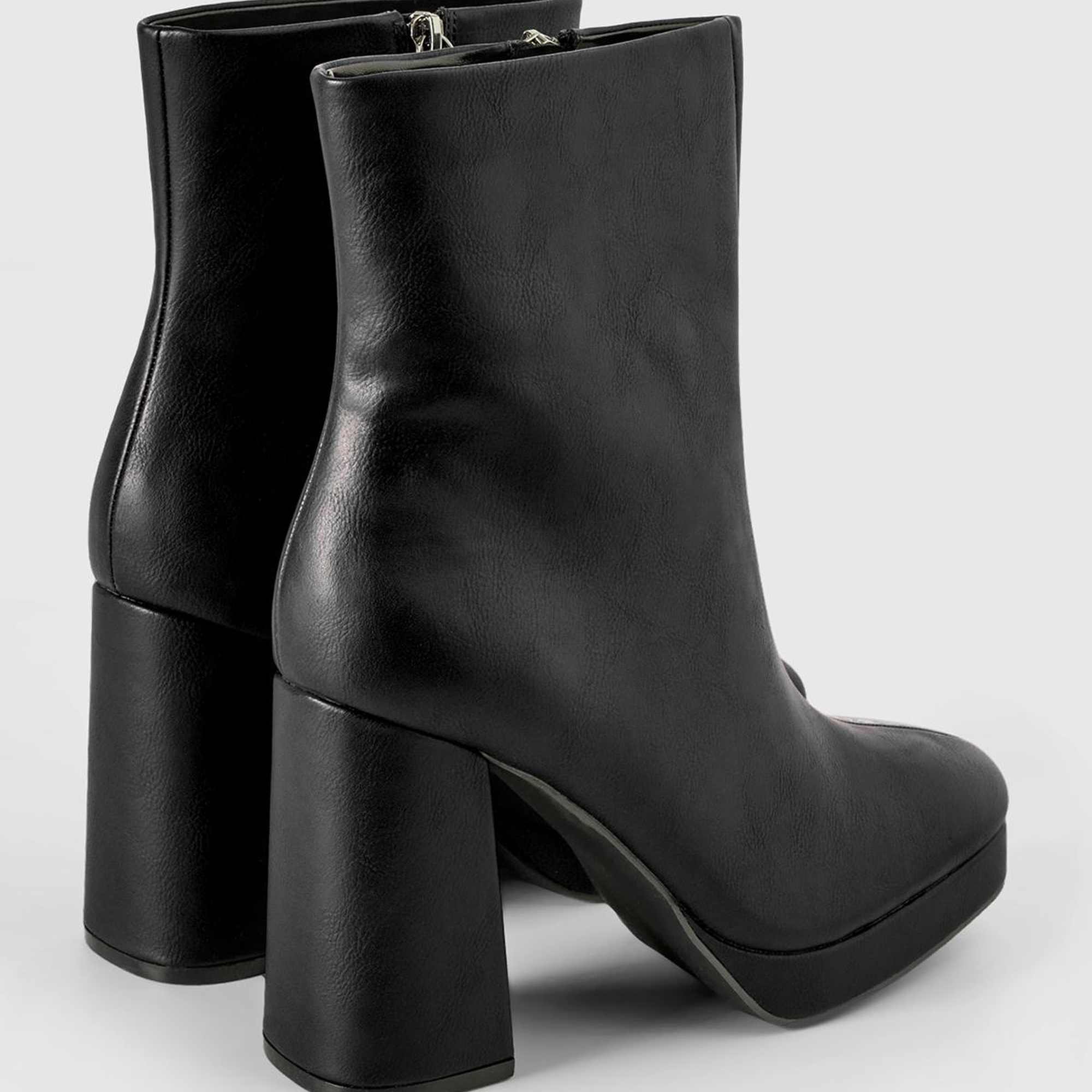 Kadın Siyah Suni Deri Yarım Çizme