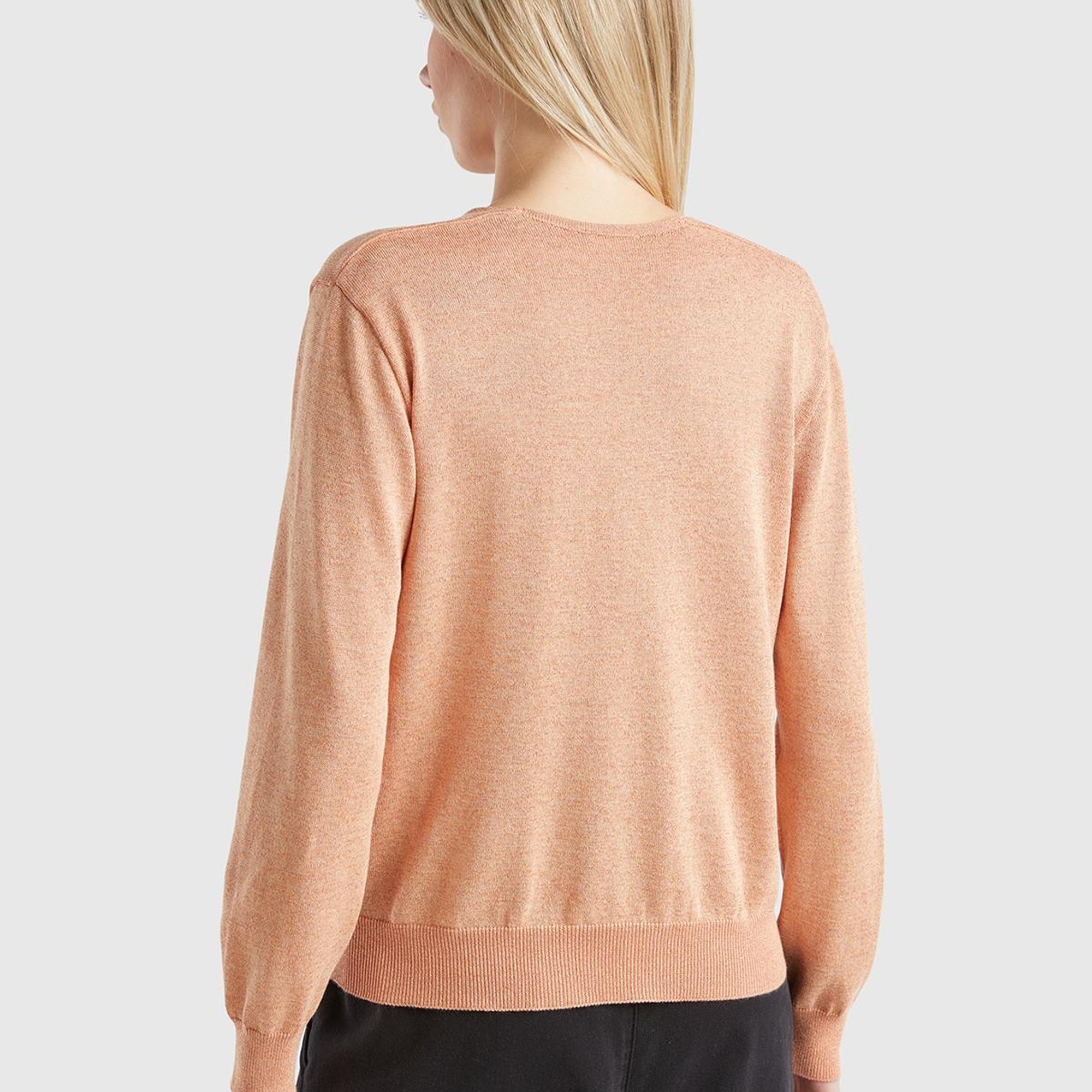 Kadın Turuncu Pamuk ve Viskoz Karışımlı Rahat Kesim Geniş V Yaka Kazak