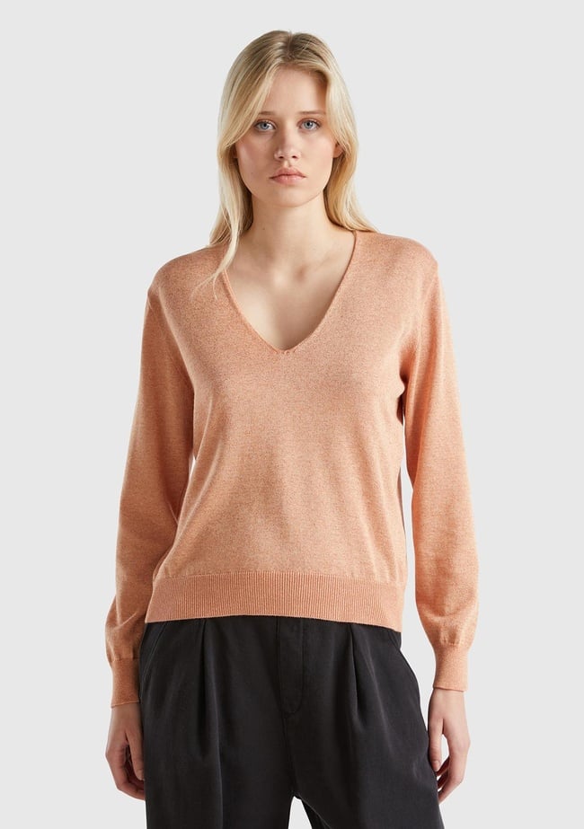  Kadın Turuncu Pamuk ve Viskoz Karışımlı Rahat Kesim Geniş V Yaka Kazak