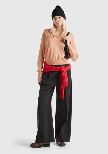  Kadın Turuncu Pamuk ve Viskoz Karışımlı Rahat Kesim Geniş V Yaka Kazak