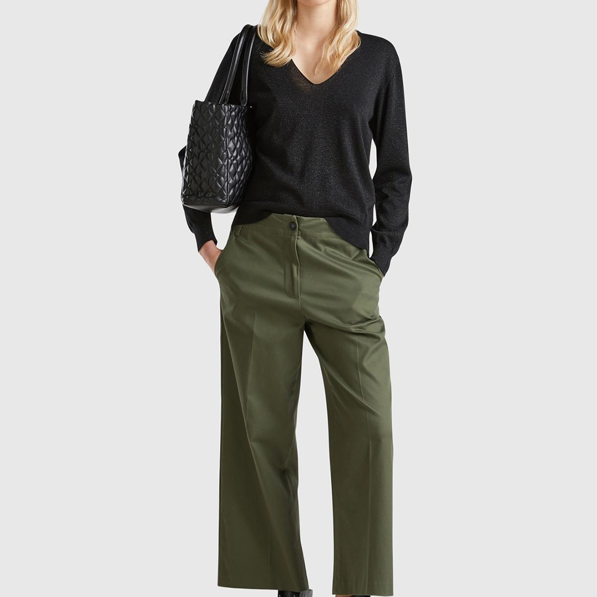 Kadın Siyah Pamuk ve Viskoz Karışımlı Rahat Kesim Geniş V Yaka Kazak