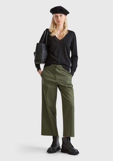  Kadın Siyah Pamuk ve Viskoz Karışımlı Rahat Kesim Geniş V Yaka Kazak