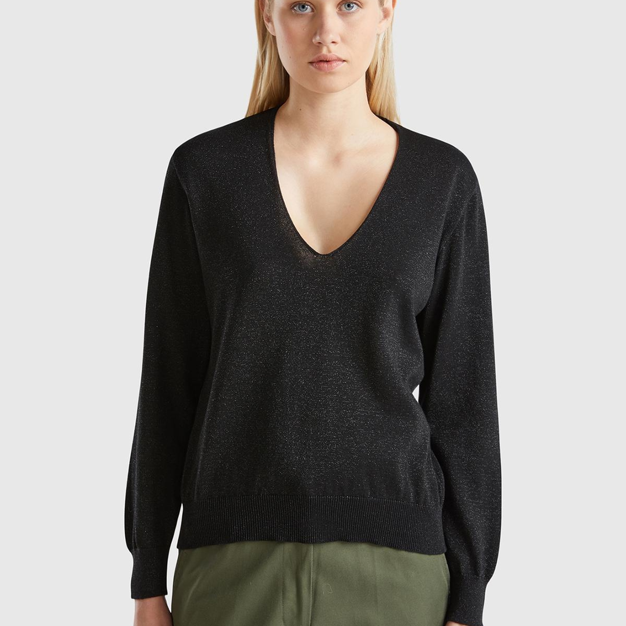 Kadın Siyah Pamuk ve Viskoz Karışımlı Rahat Kesim Geniş V Yaka Kazak