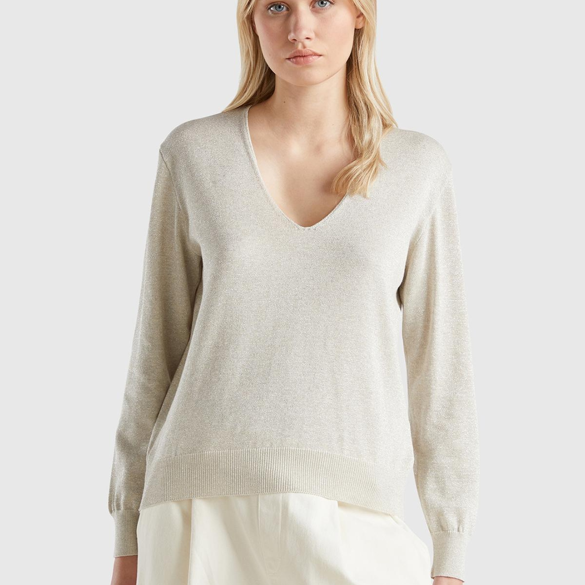 Kadın Gri Pamuk ve Viskoz Karışımlı Rahat Kesim Geniş V Yaka Kazak