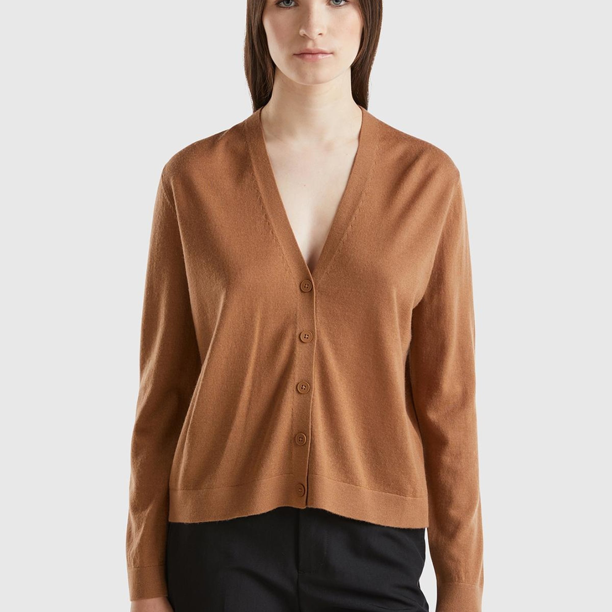 Kadın Kahverengi %100 Yün Önü Düğmeli Arkası Yırtmaç Detaylı V Yaka Hırka