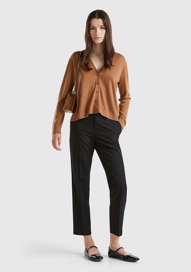  Kadın Kahverengi %100 Yün Önü Düğmeli Arkası Yırtmaç Detaylı V Yaka Hırka