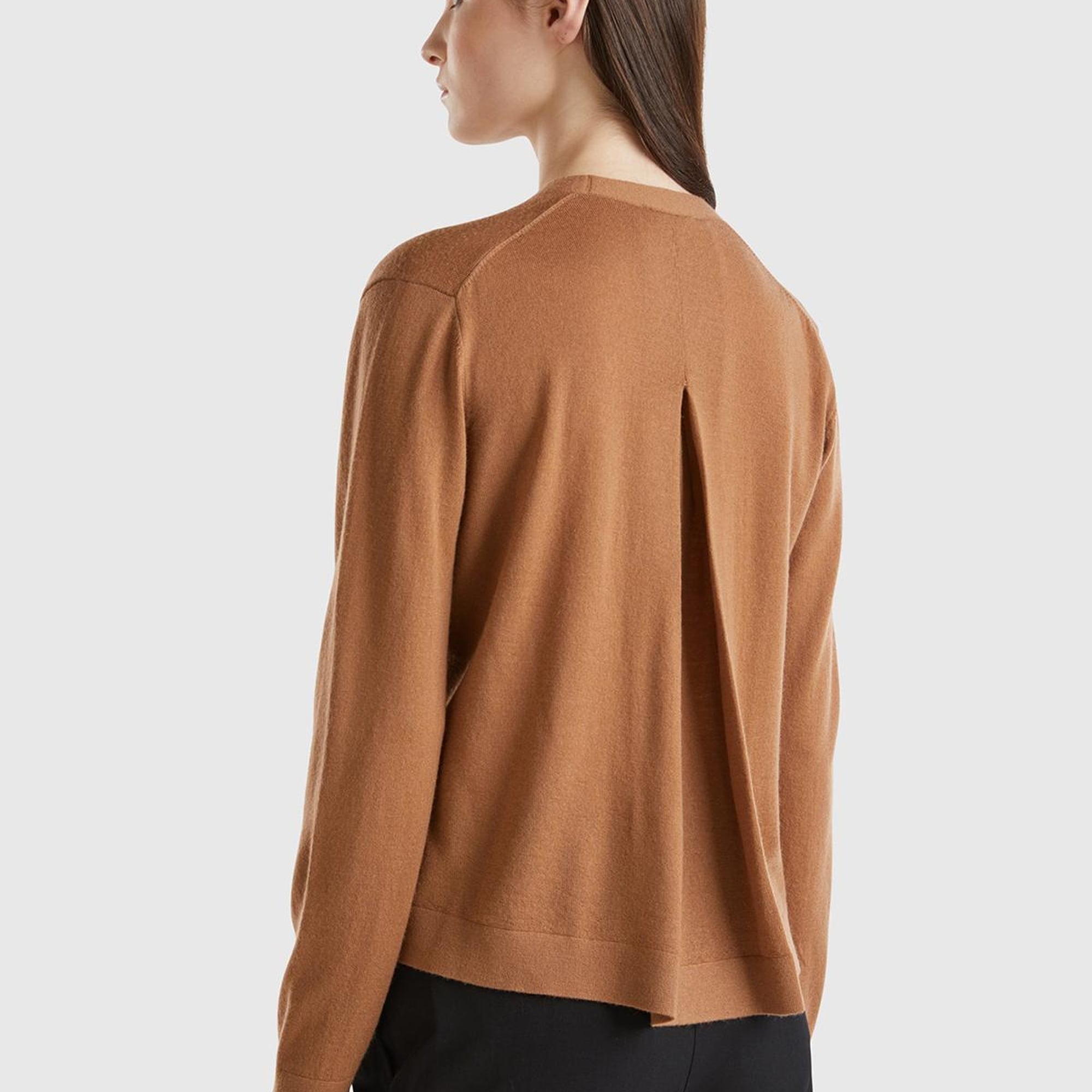 Kadın Kahverengi %100 Yün Önü Düğmeli Arkası Yırtmaç Detaylı V Yaka Hırka