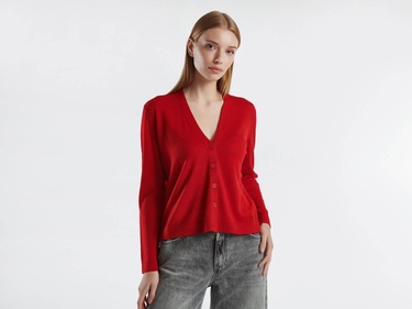  Kadın Kırmızı %100 Yün Önü Düğmeli Arkası Yırtmaç Detaylı V Yaka Hırka