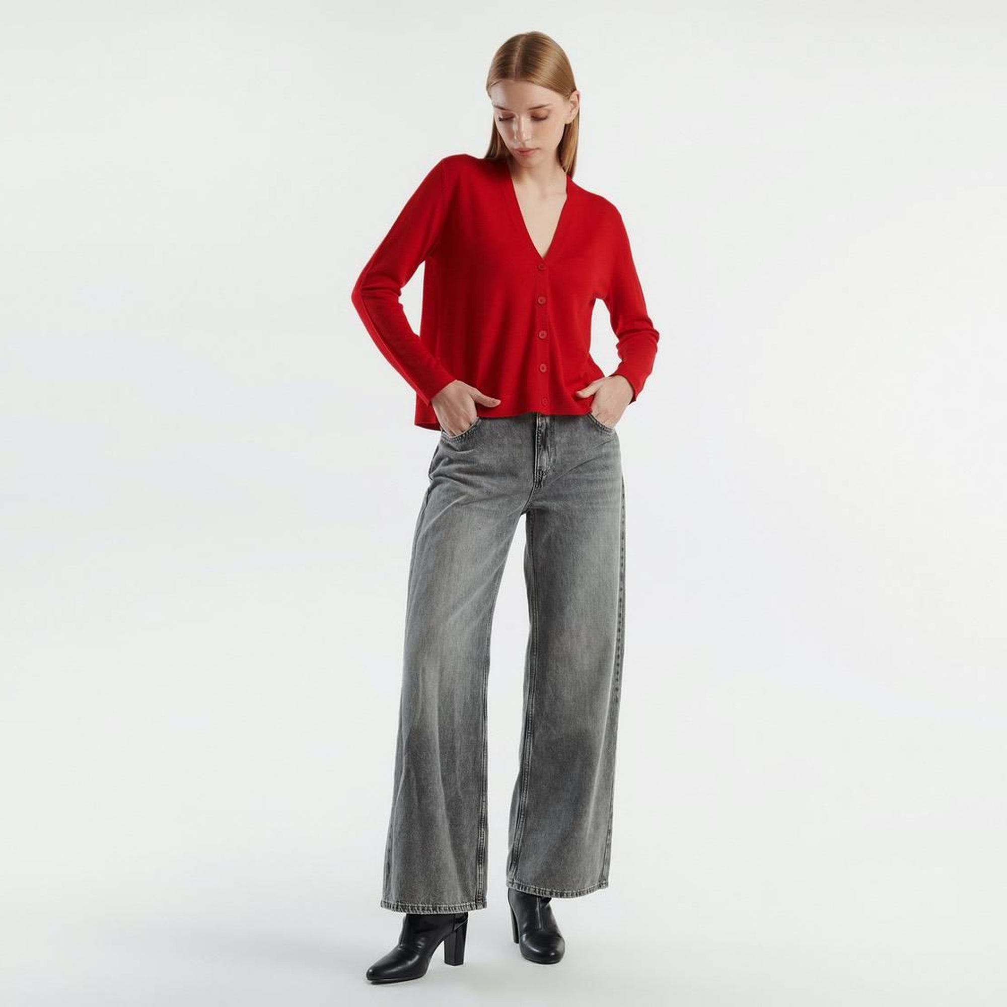 Kadın Kırmızı %100 Yün Önü Düğmeli Arkası Yırtmaç Detaylı V Yaka Hırka