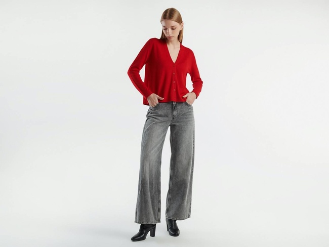  Kadın Kırmızı %100 Yün Önü Düğmeli Arkası Yırtmaç Detaylı V Yaka Hırka