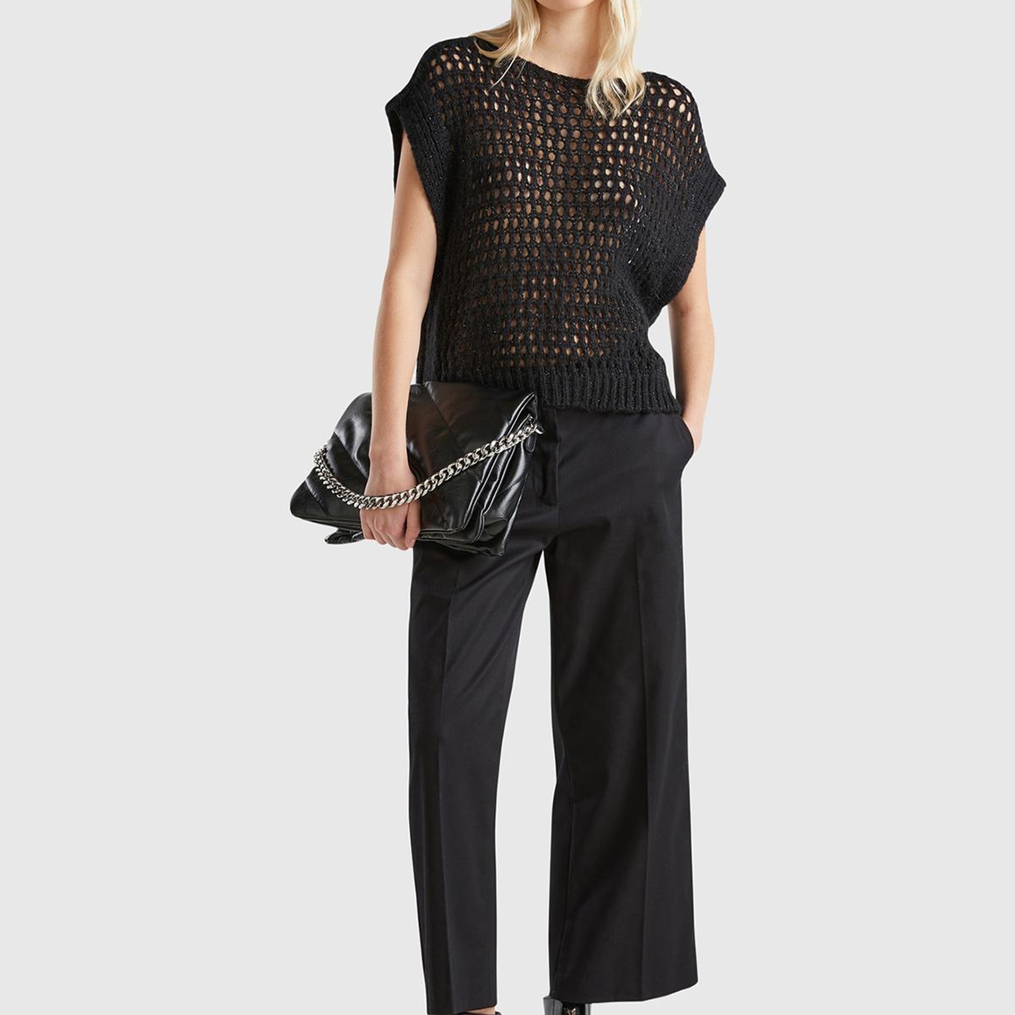 Kadın Siyah Viskoz Karışımlı Delik Detaylı Kolsuz Kayık Yaka Kazak