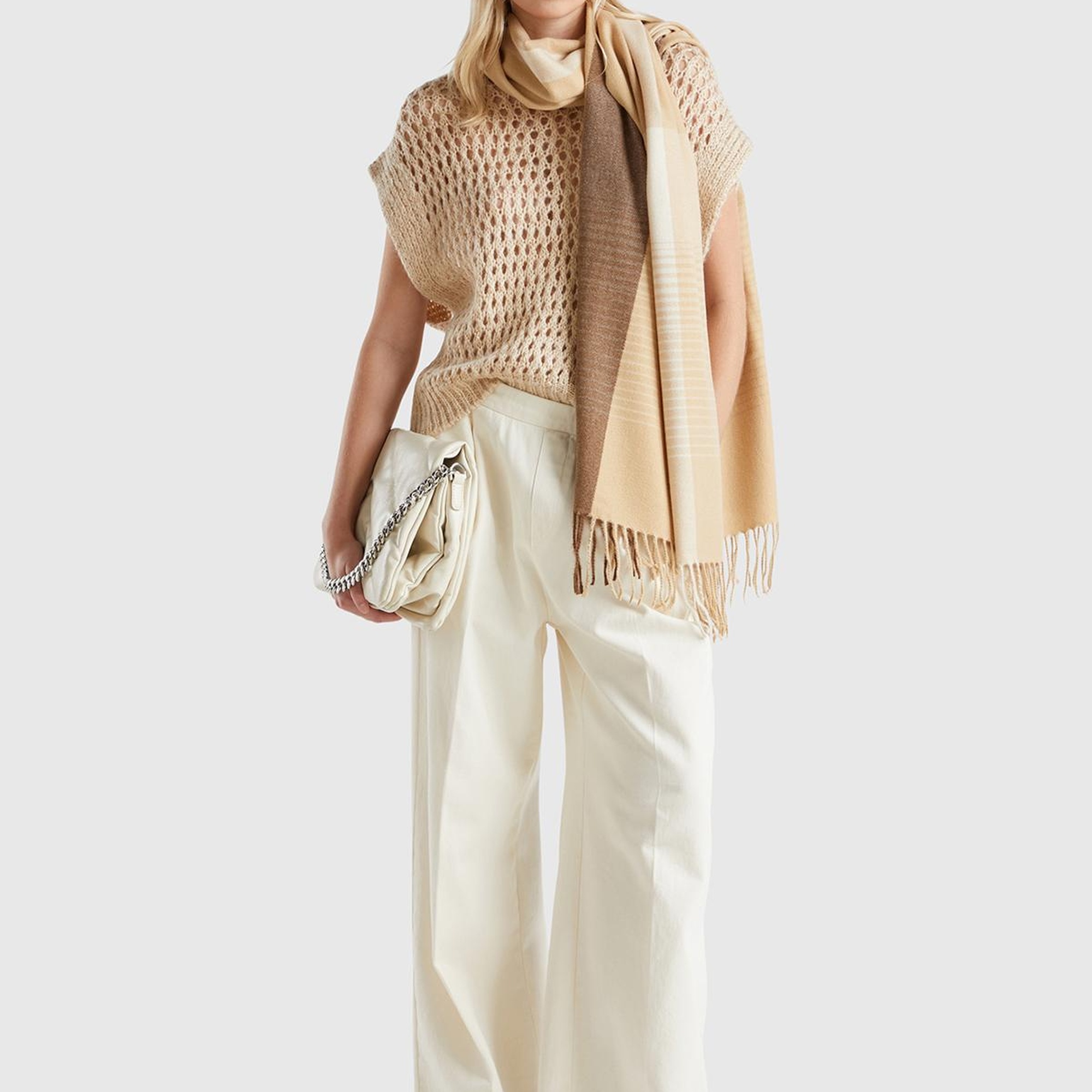 Kadın Bej Viskoz Karışımlı Delik Detaylı Kolsuz Kayık Yaka Kazak