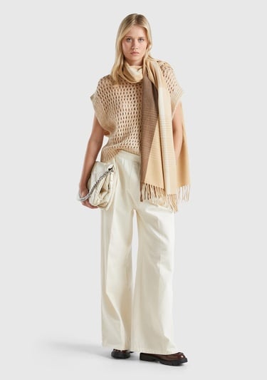  Kadın Bej Viskoz Karışımlı Delik Detaylı Kolsuz Kayık Yaka Kazak