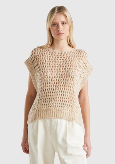  Kadın Bej Viskoz Karışımlı Delik Detaylı Kolsuz Kayık Yaka Kazak
