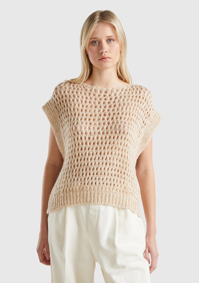  Kadın Bej Viskoz Karışımlı Delik Detaylı Kolsuz Kayık Yaka Kazak