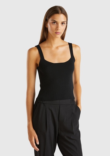  Kadın Siyah Viskoz Karışımlı Nervür Detaylı Kare Yaka Askılı Üst