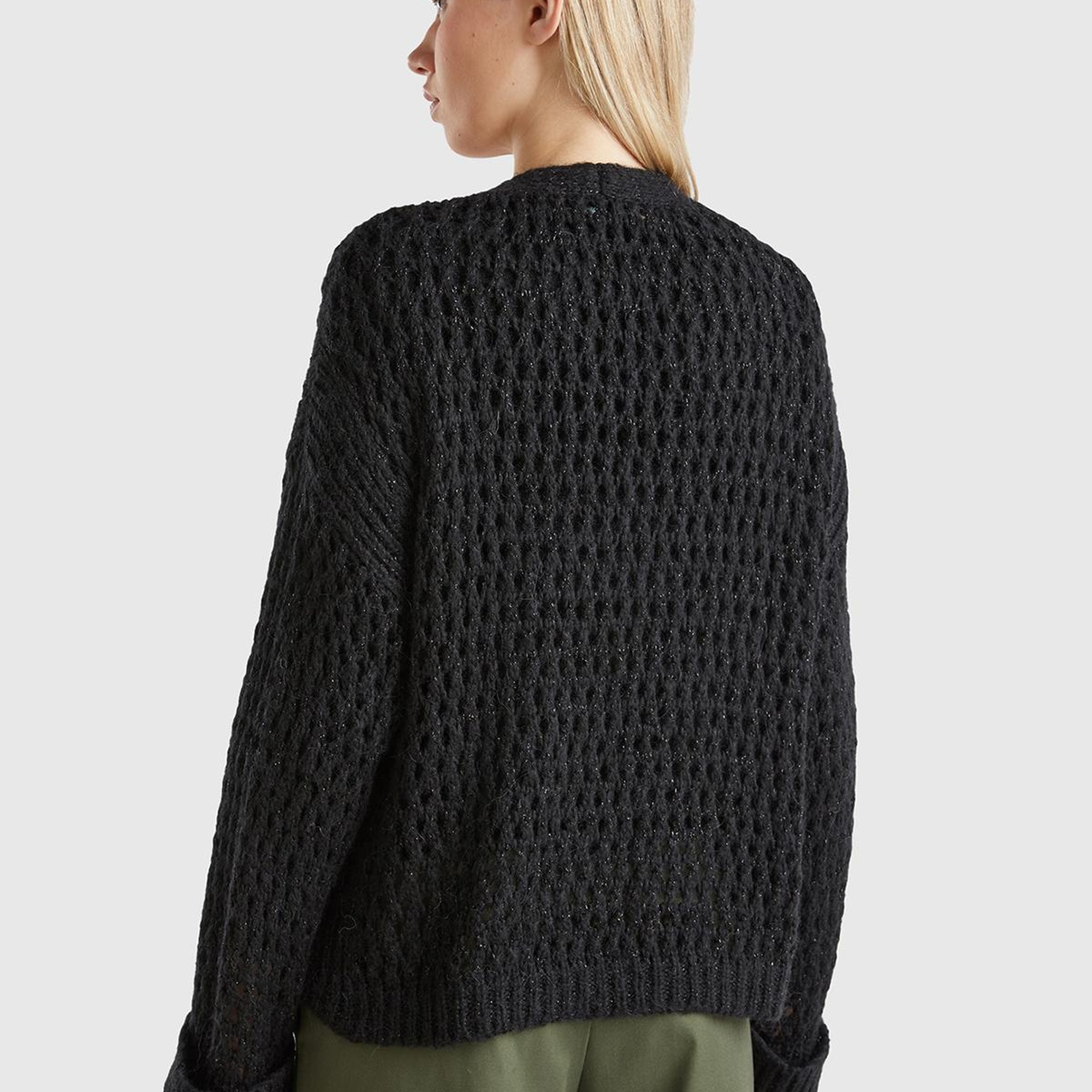 Kadın Siyah Viskoz Karışımlı Delik Detaylı Düşük Omuz Geniş V Yaka Hırka