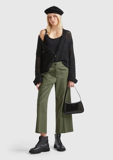  Kadın Siyah Viskoz Karışımlı Delik Detaylı Düşük Omuz Geniş V Yaka Hırka