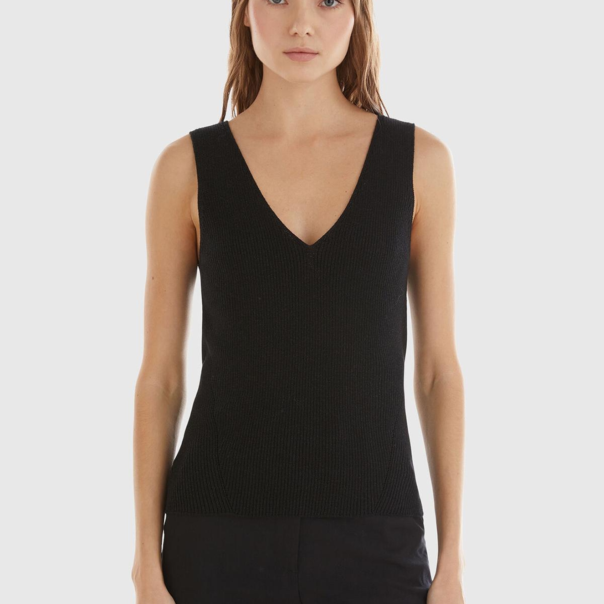 Kadın Siyah Pamuk ve Viskoz Karışımlı Geniş Askılı Kolsuz V Yaka Üst