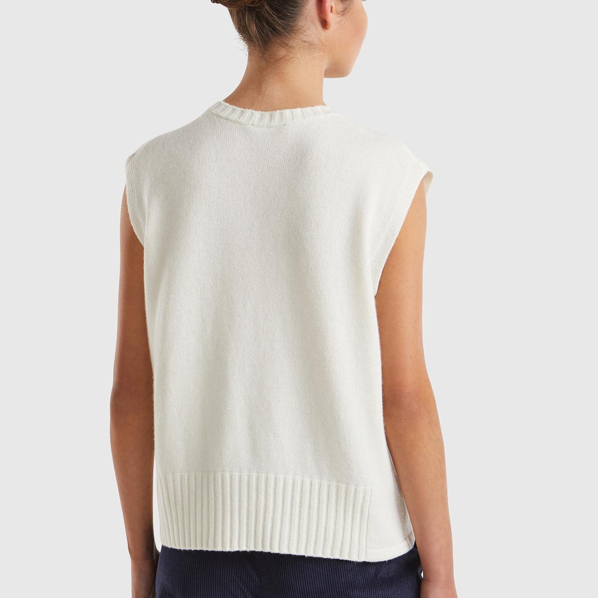 Kadın Krem Yün ve Viskoz Karışımlı Bisiklet Yaka Kolsuz Kazak