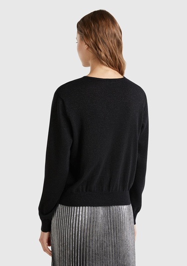  Kadın Siyah Pamuk ve Viskoz Karışımlı Önü Kesik Detaylı Simli Kazak