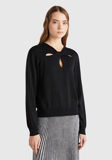  Kadın Siyah Pamuk ve Viskoz Karışımlı Önü Kesik Detaylı Simli Kazak