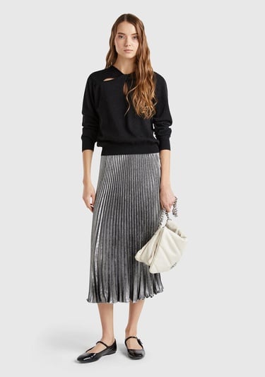  Kadın Siyah Pamuk ve Viskoz Karışımlı Önü Kesik Detaylı Simli Kazak