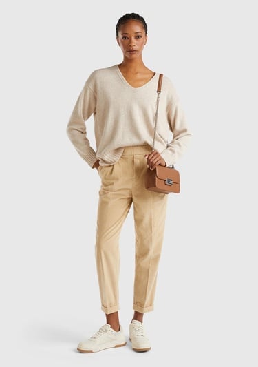  Kadın Beyaz Yün ve Viskoz Karışımlı Ribana Detaylı V Yaka Kazak