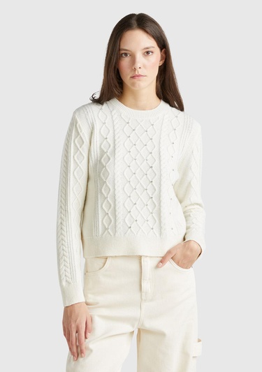 Kadın Krem Pamuk ve Yün Karışımlı Örgü Taş Detaylı Yuvarlak Yaka Kazak