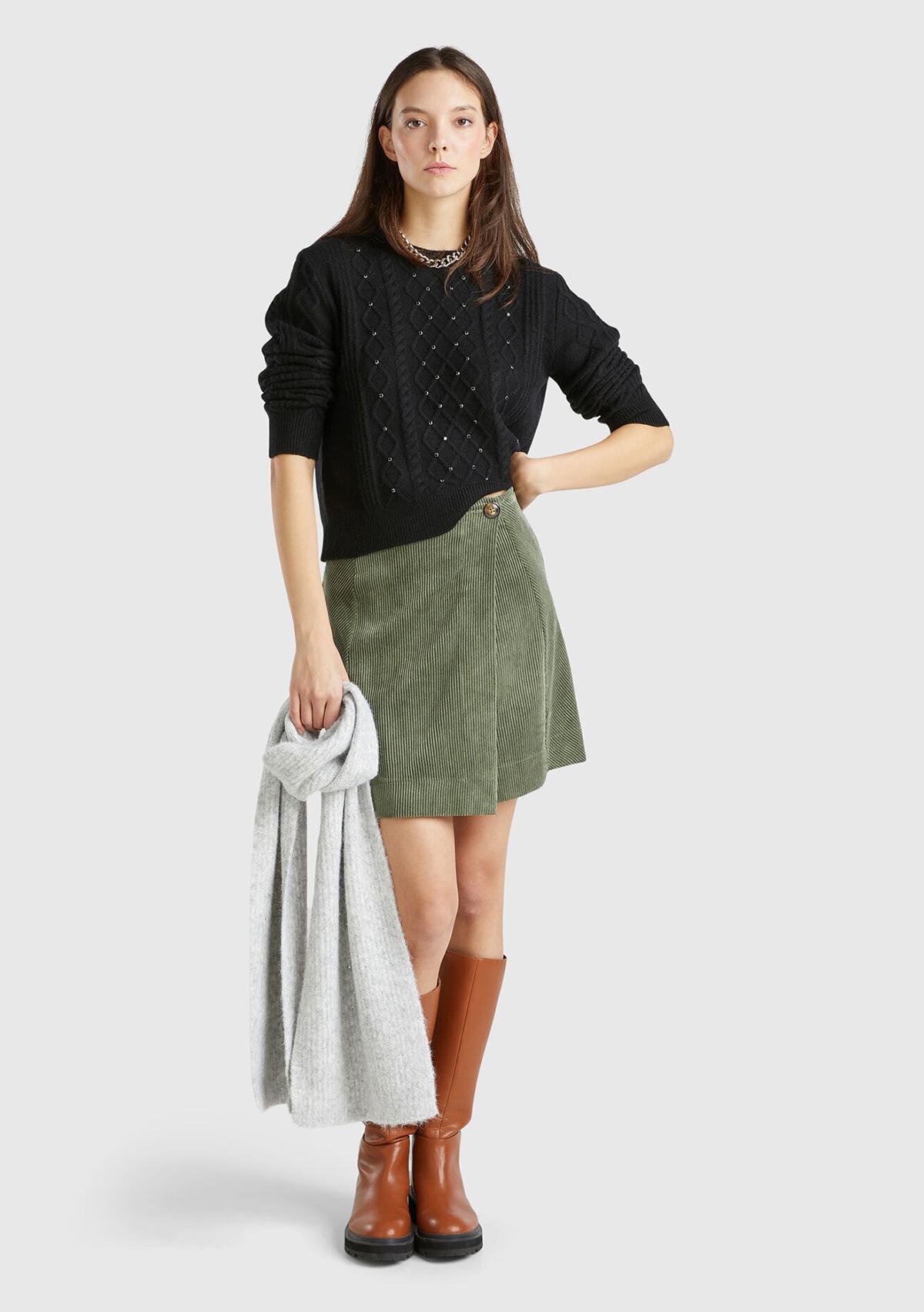  Kadın Siyah Pamuk ve Yün Karışımlı Örgü Taş Detaylı Yuvarlak Yaka Kazak