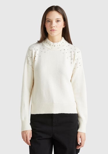  Kadın Krem Pamuk ve Yün Karışımlı Taş Detaylı Yüksek Yaka Kazak