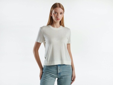  Kadın Beyaz İpek Karışımlı Yuvarlak Yaka Önü Detaylı Kısa Kollu Kazak