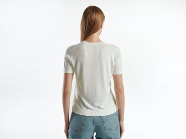  Kadın Beyaz İpek Karışımlı Yuvarlak Yaka Önü Detaylı Kısa Kollu Kazak