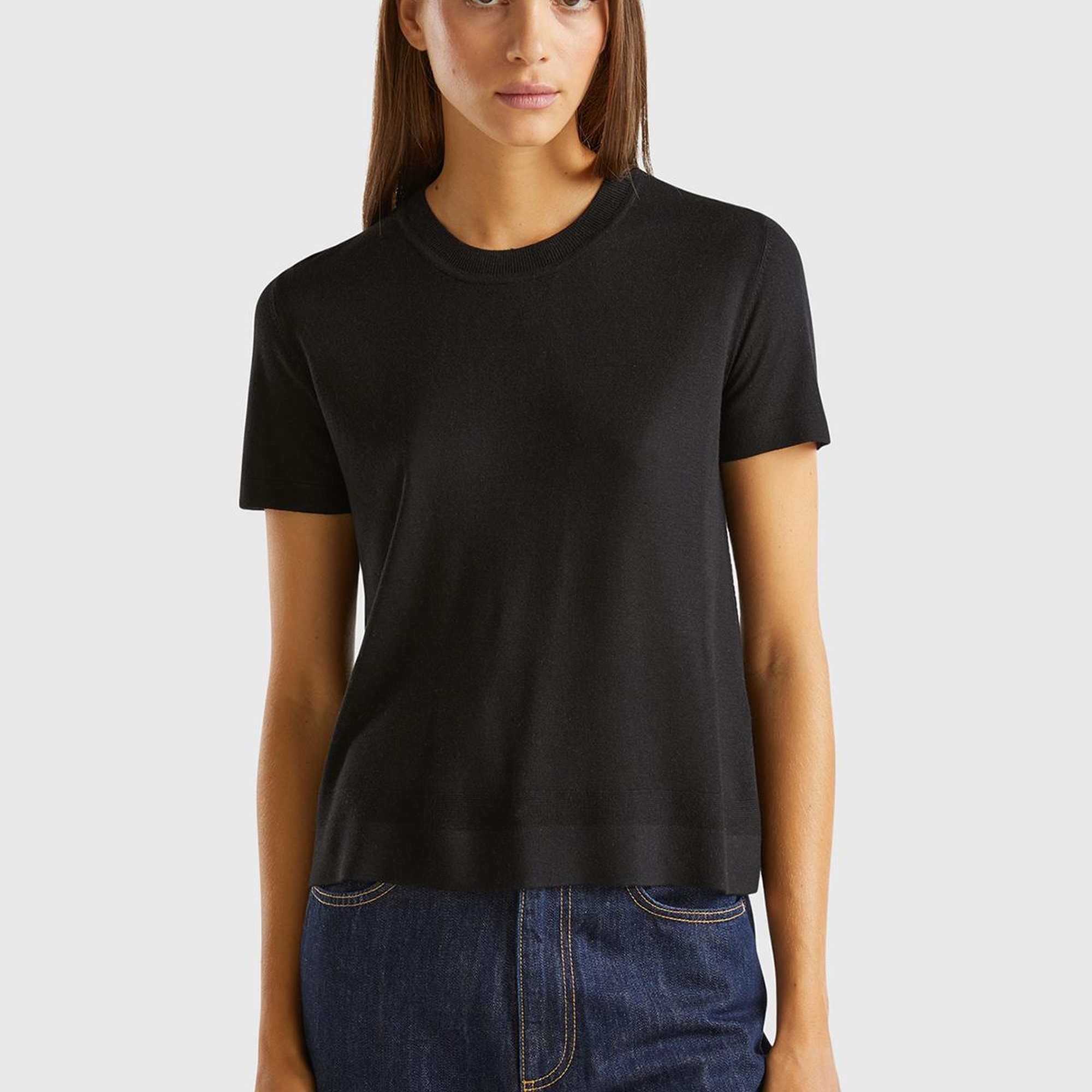 Kadın Siyah İpek Karışımlı Yuvarlak Yaka Önü Detaylı Kısa Kollu Kazak