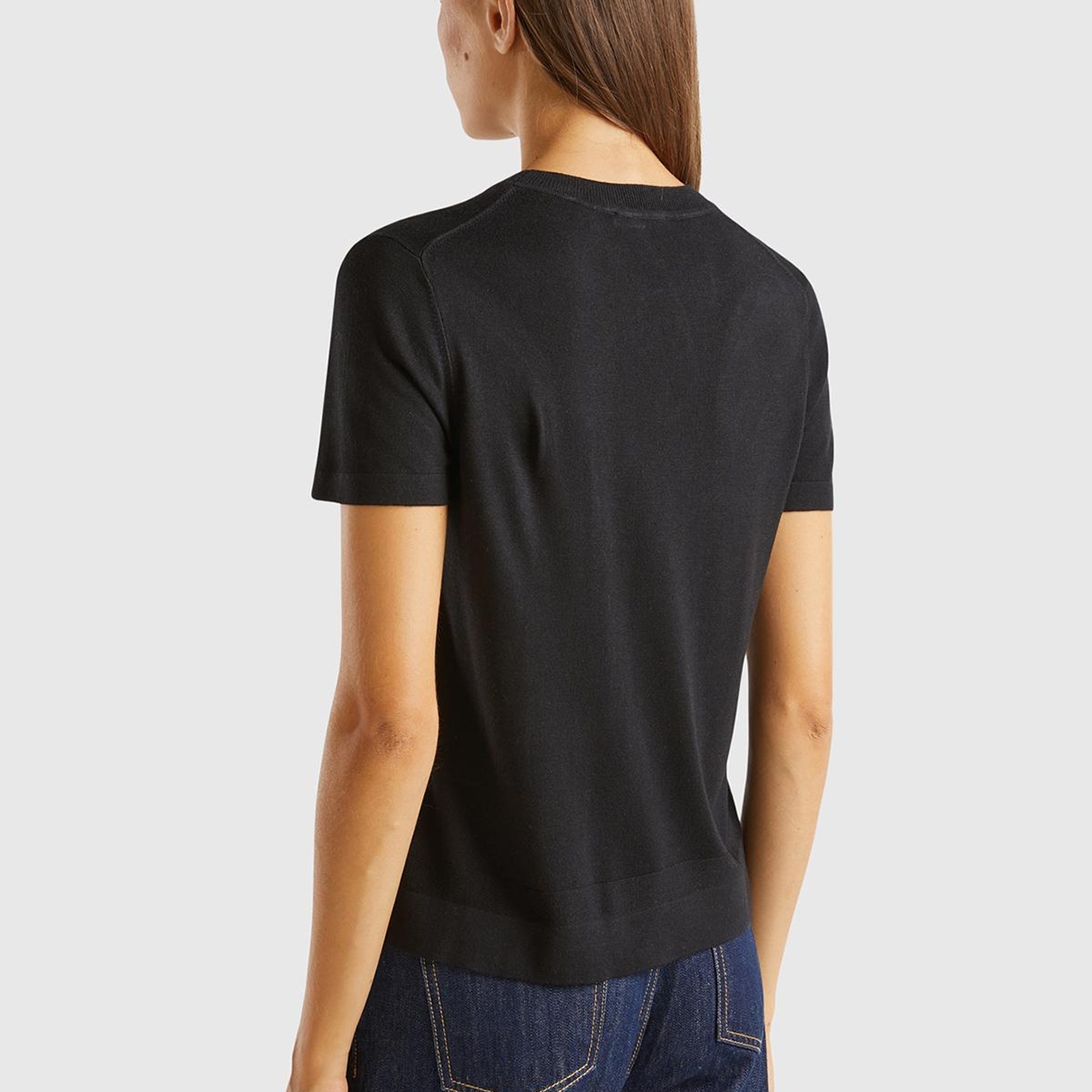 Kadın Siyah İpek Karışımlı Yuvarlak Yaka Önü Detaylı Kısa Kollu Kazak